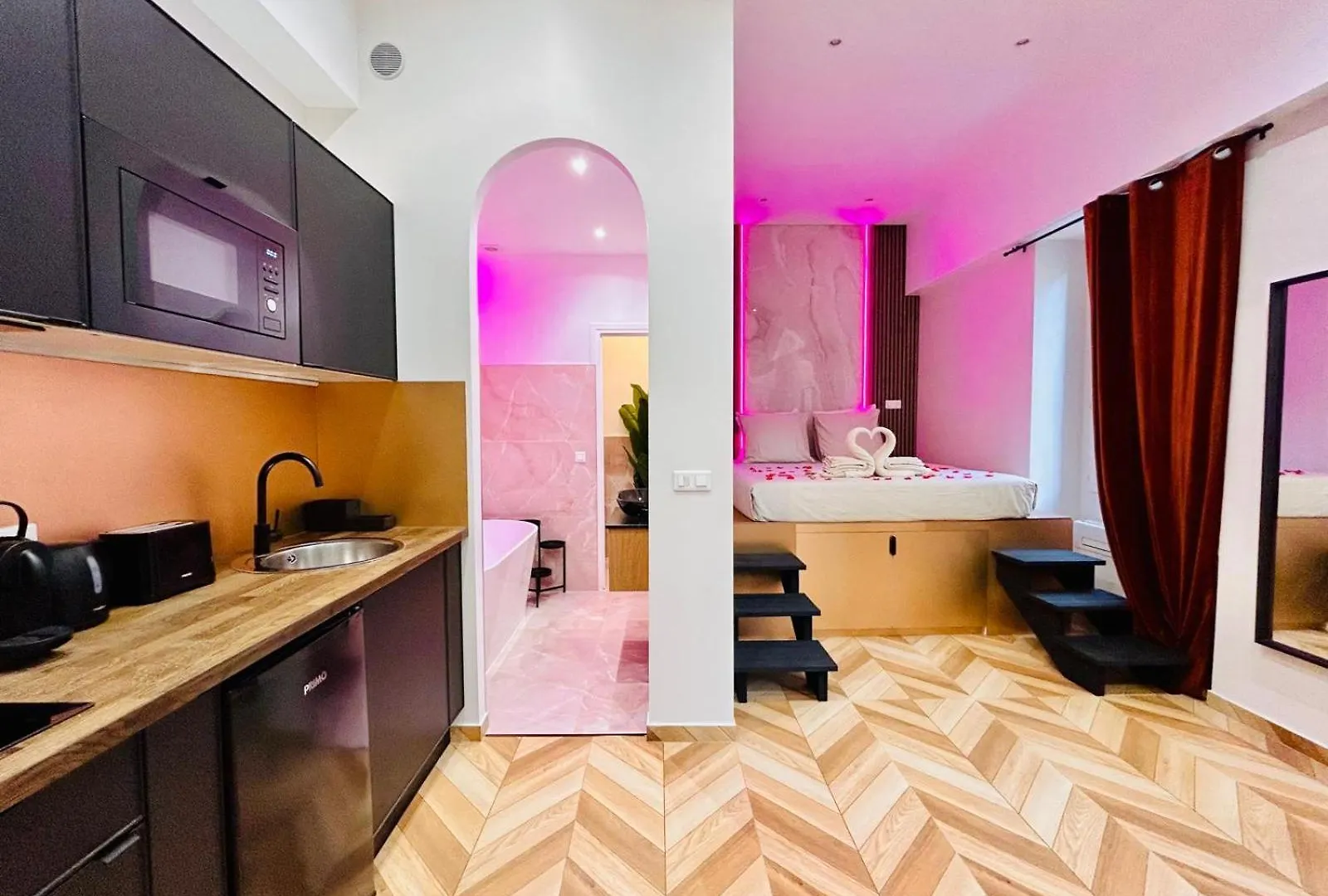 Intimate Escape - Seaside - Spa Bath - Wifi - Ac 니스 아파트