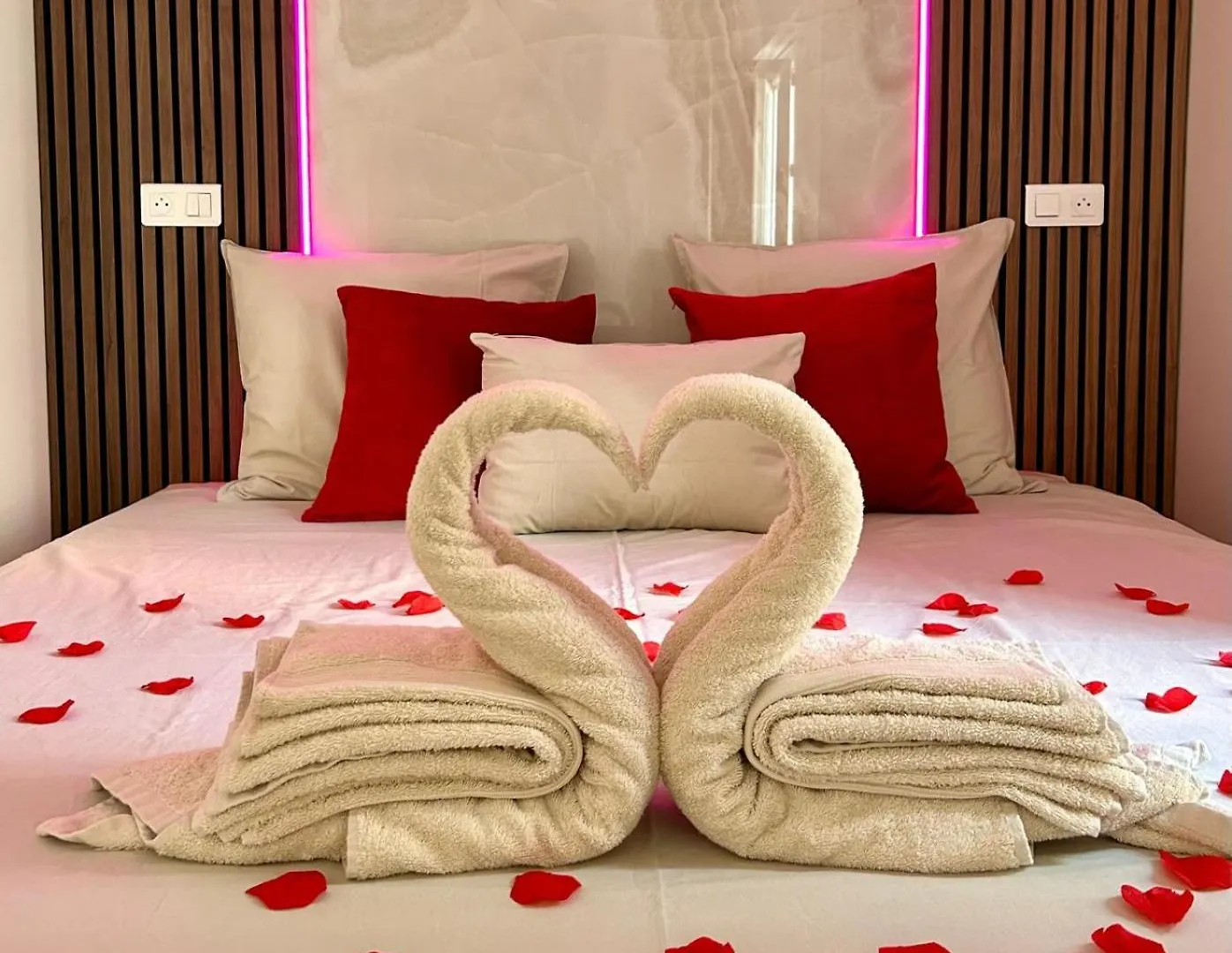 아파트 Intimate Escape - Seaside - Spa Bath - Wifi - Ac 니스